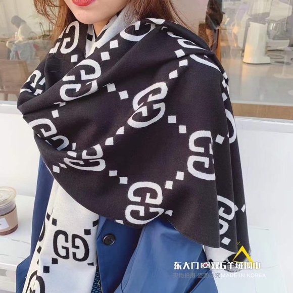 ๐โจAUTHENTICโจ๐Gucci scarf - Picture 3 of 7